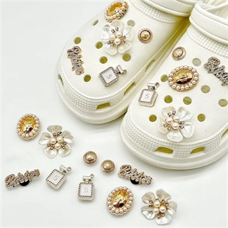 Crocs charms med blomster, perler og guldlook